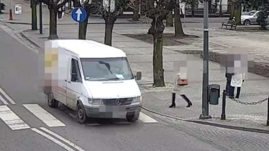 W taki sposób można dostać 550 zł mandatu. Nie rób tak, jak ten kierowca