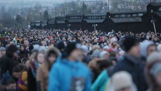 W tej drodze krzyżowej idzie kilka tysięcy osób. A piątek pomodlą się o pokój