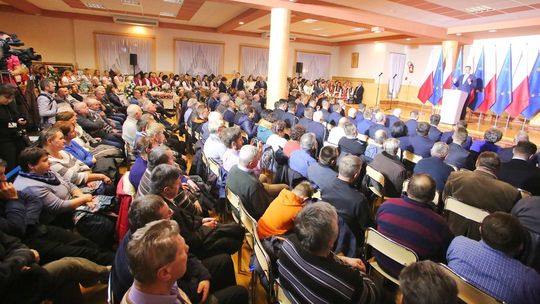 W tej gminie w Lubelskiem prawie wszyscy głosują na PiS. Przyjechał premier Morawiecki, sala pękała w szwach