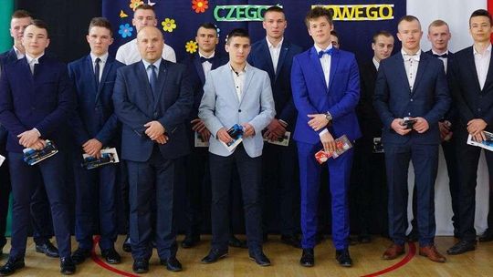 W tej szkole absolwenci oprócz świadectw dostali także "przepustki do pracy"