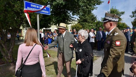 W Terespolu jest pomnik, pamiątkowa tablica oraz skwer gen. Franciszka Krajowskiego