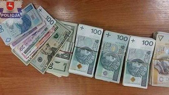 W toalecie na stacji zostawił 73 tys. zł. Trzy osoby podejrzane o przywłaszczenie