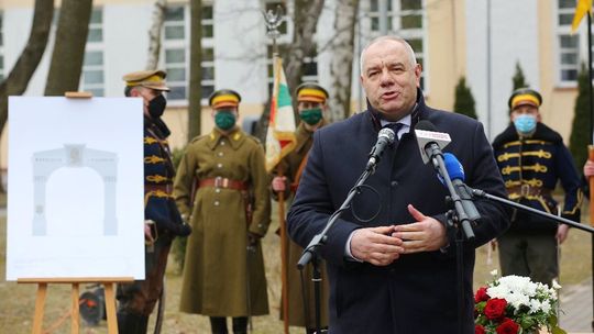 W Tomaszowie Lubelskim stanie łuk triumfalny. Podpis Jacka Sasina