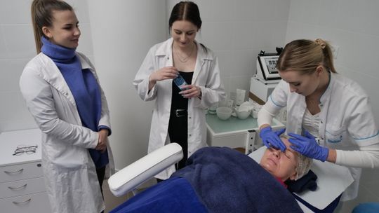 W tym gabinecie kosmetologicznym zabiegi przeprowadzają studenci. Ceny mają być atrakcyjne