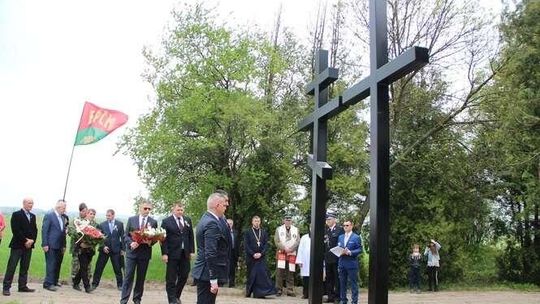 W tym miejscu spoczywa 10 tys. bezimiennych jeńców. Upamiętnią ich krzyże