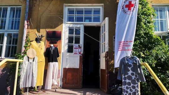 W tym miejscu ubrania dostają drugie życie, a potrzebujący mogą je wziąć za darmo