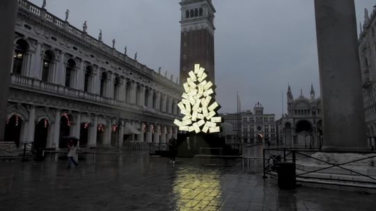 W Wenecji stanęła choinka złożona z… ekranów. Mieszane reakcje mieszkańców
