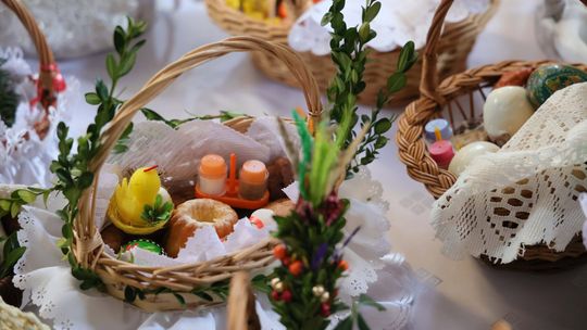 Wielka Sobota w Kościele katolickim to czas milczenia i zadumy. Wierni nawiedzają groby pańskie, rozważając mękę i śmierć Chrystusa i Jego zstąpienie do otchłani, oczekując na zmartwychwstanie. W Polsce w kościołach odbywa