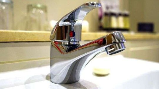 W wielu domach na wsiach nie ma łazienki. Dzielą pieniądze na wodociągi i kanalizację