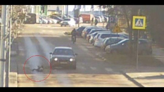 W wypadku na osiedlu ucierpiała 12-latka. Jest nagranie z monitoringu