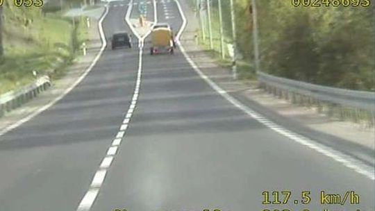 W wyprzedzaniu wysepka mu nie przeszkodziła. Ominął ją z lewej strony (wideo)