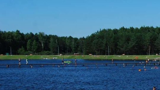 W zalewie w Biłgoraju kąpią się tylko sinice. "Gdy spadnie temperatura sytuacja powinna się poprawić"