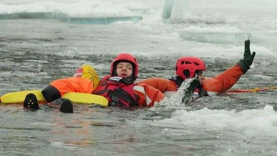 W zimie łatwo może dojść do takiej sytuacji. Zobacz jak wtedy ratują profesjonaliści