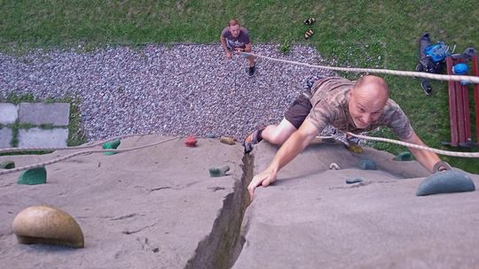 Wakacje na ściance. Wspinaj się za darmo, ale wcześniej umów