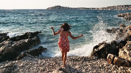 Wakacyjne wypady weekendowe. Sprawdź koszty noclegów nad morzem i w górach!
