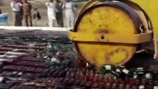 Walcem po tysiącach butelek alkoholu. Tak walczą z kontrabandą