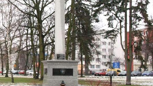 Walczą o różaniec na skwerze. To element ruchomy, czy stały?