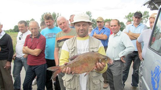 Walczyli o taaaką rybę