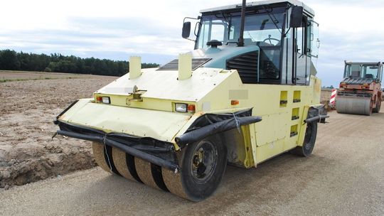 Walec najechał na drogowca. Ściągali śmigłowiec