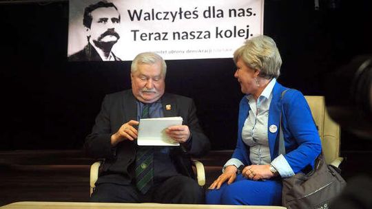 Wałęsa nie straci tytułu honorowego obywatela Puław