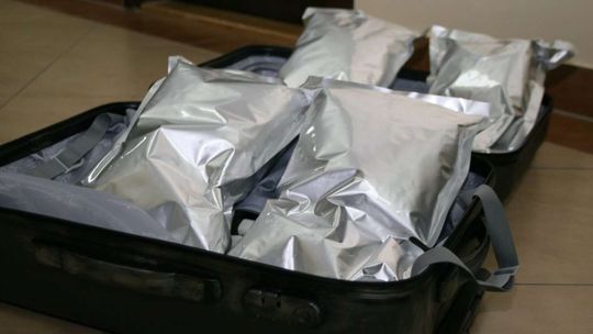 Walizka z niespodzianką. Policjanci już czekali aż pasażer wysiądzie z busa