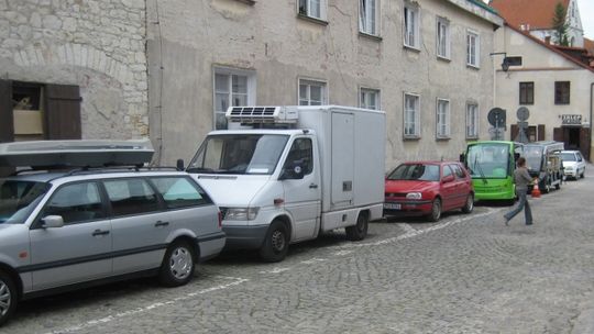 Walka o klienta w Kazimierzu. Chcą przesunąć miejsca dla niepełnosprawnych