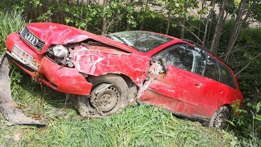 Walnął audi w pasażerskiego busa i wziął nogi za pas. Ale zostawił coś w aucie