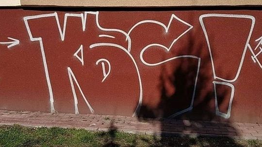 Wandal malował budynki farbą. Z nerwów