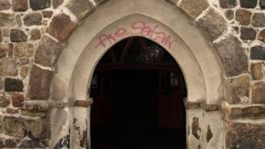 Wandal napisał „Ave Satan” nad wejściem do kościoła