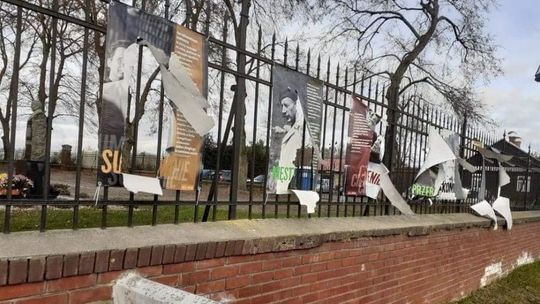 Wandal nie lubi cytatów z Wyszyńskiego i Wojtyły? Zniszczona wystawa w Rejowcu wróci na miejsce