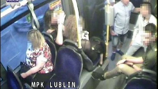 Wandal poszukiwany. Mężczyzna zniszczył szybę w autobusie
