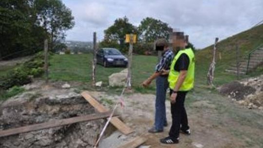 Wandal uszkodził XIII-wieczny mur