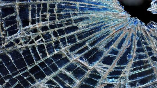 Wandal wybił szyby w bloku. Policjanci ruszyli śladem krwi