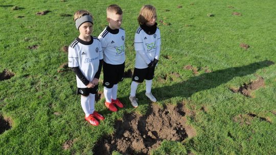 Wandale zniszczyli boisko małym sportowcom. Jest zbiórka pieniędzy na odbudowę