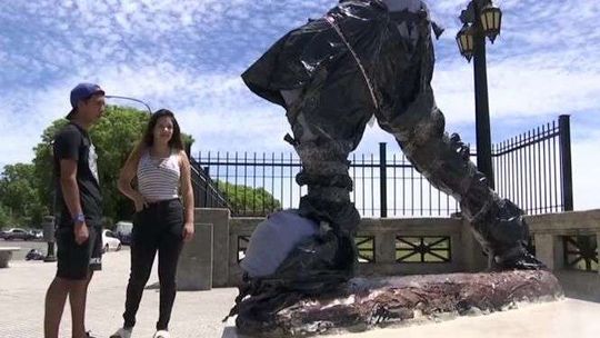 Wandale zniszczyli pomnik Leo Messiego w Buenos Aires (wideo)