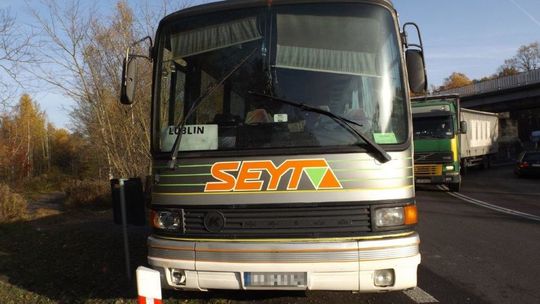 Wandzin: Autobus wjechał w BMW, kierująca ranna [zdjęcia]