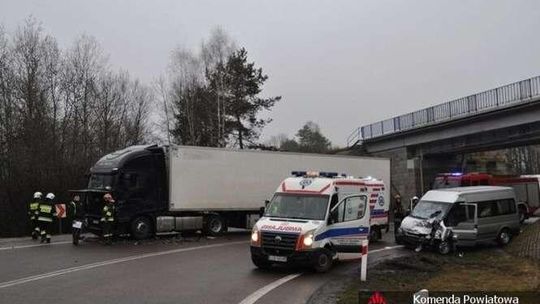 Wandzin: Zderzenie ciężarówki z busem. Trzy osoby w szpitalu