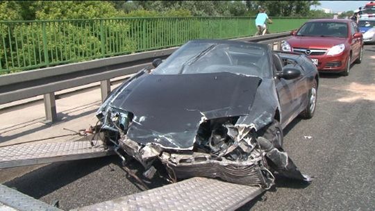 Warszawa: Lotus rozbity. Kierowca wjechał w barierki (wideo)