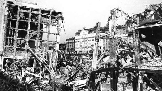 Warszawa zrównana z ziemią. Niemcy zniszczyli miasto pełne ludzi (zdjęcia)