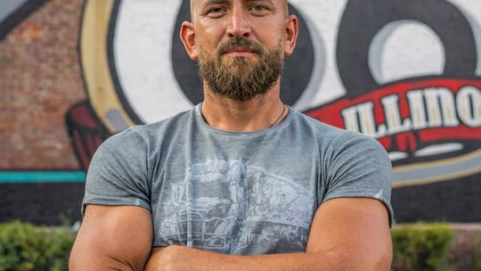 Podróżnik i kierowca ciężarówki Dawid Andres zapowiada swoje spotkanie w ramach „Radzyńskich Spotkań z Podróżnikami”.