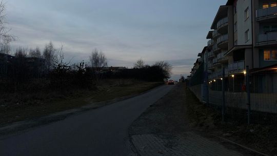 Wąsko, bez chodnika i latarni. Radna interweniuje po naszym tekście 