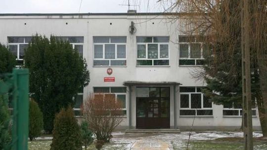 Wąwolnica: Oddadzą szkołę? Radni poprosili o czas