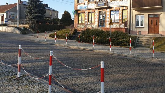 Wąwolnica: Pijany kierowca wjechał w kobietę na chodniku. Samochód przygniótł ją do słupka