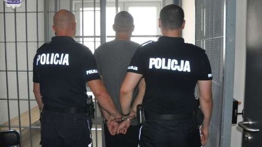 Wbiegł do sklepu z nożem, zadał ciosy kobiecie i wybiegł. Był pijany