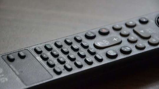 Wbił nóż w serce bratu, który się nim opiekował. Poszło o pilota do telewizora