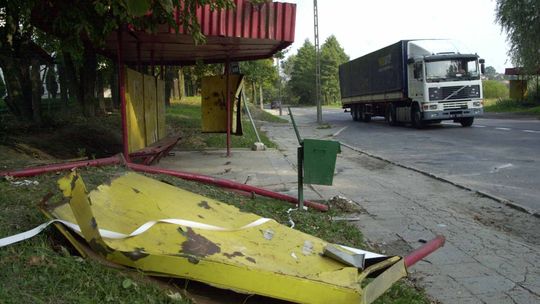 Wbił się w przystanek