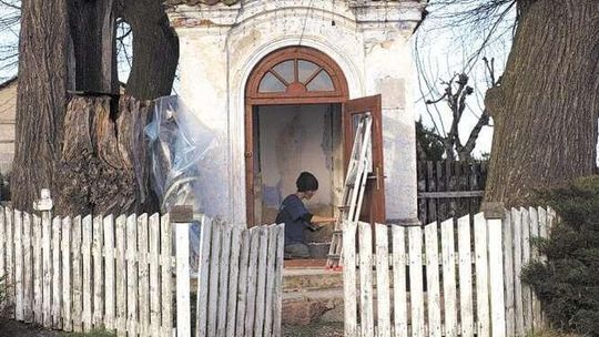 Wchodzą do lasu, wychodzą z cmentarza. Szukają wolontariuszy