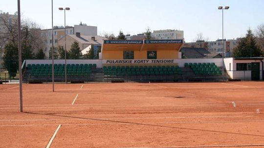 Wchodzą na kort. Z remontem