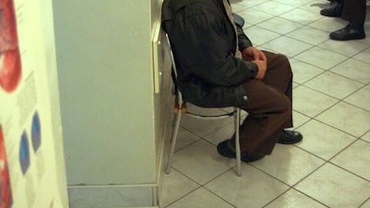 Wchodząc do lekarza, kurtkę z portfelem zostawił w poczekalni. Ona z tego skorzystała