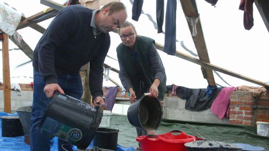 Wcześniej ich gospodarstwo zniszczyła nawałnica, a teraz zalał je deszcz. "To kolejny czarny wtorek dla naszej rodziny"